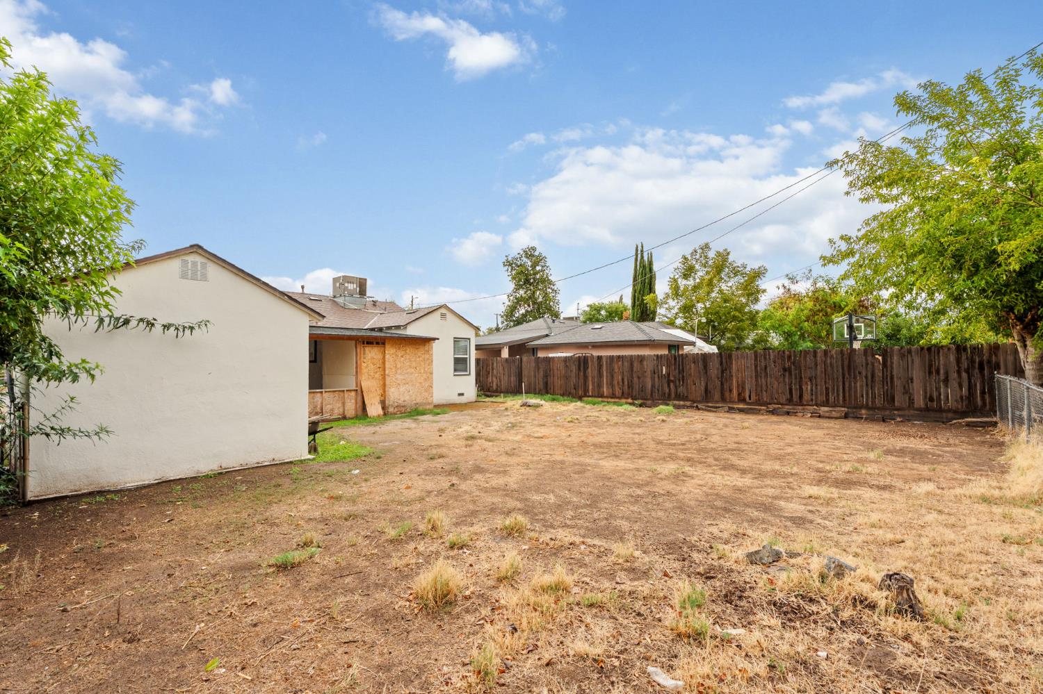 818 W Peralta Way, Fresno, CA 93705