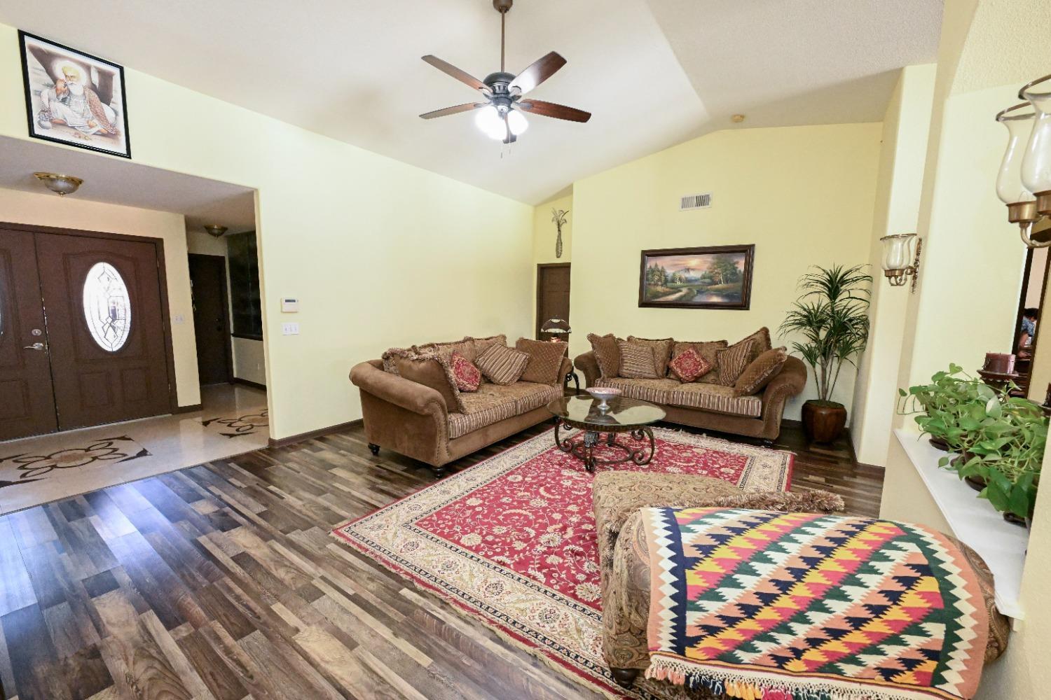 1135 Raffer Johnson Dr, Kingsburg, CA 93631