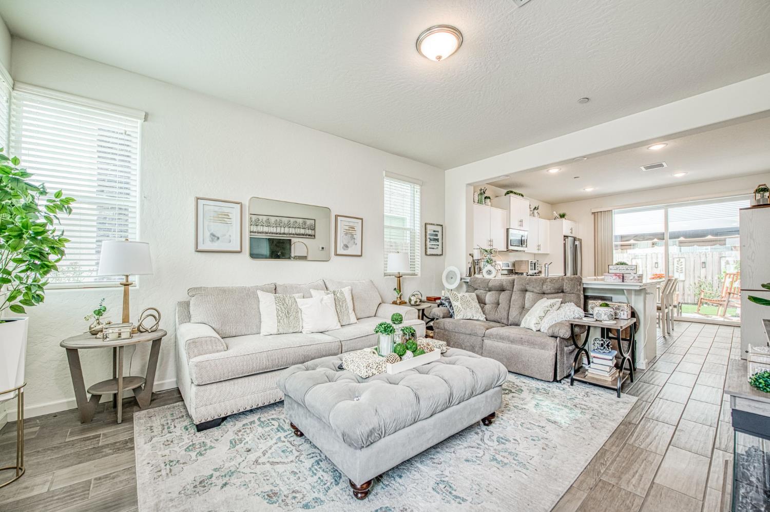 2053 N Ralph Ln, Clovis, CA 93619