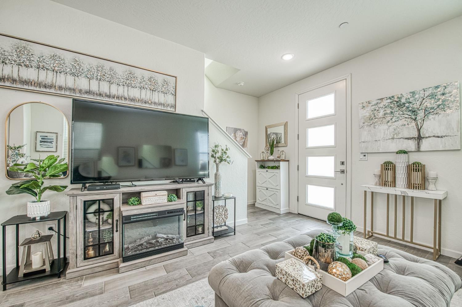 2053 N Ralph Ln, Clovis, CA 93619