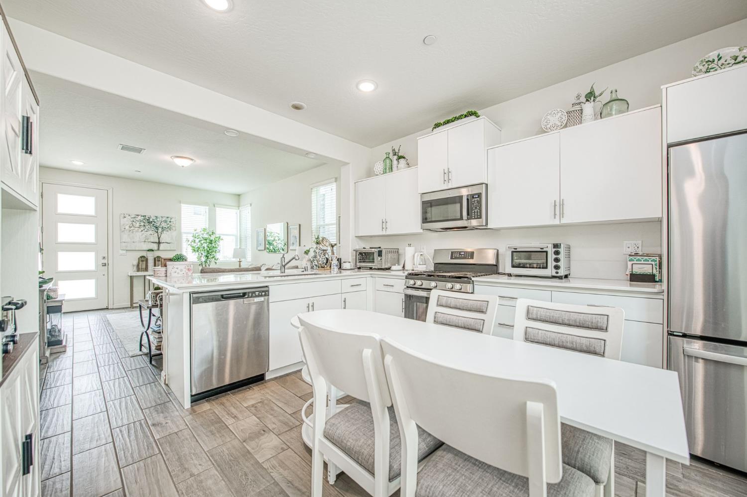 2053 N Ralph Ln, Clovis, CA 93619