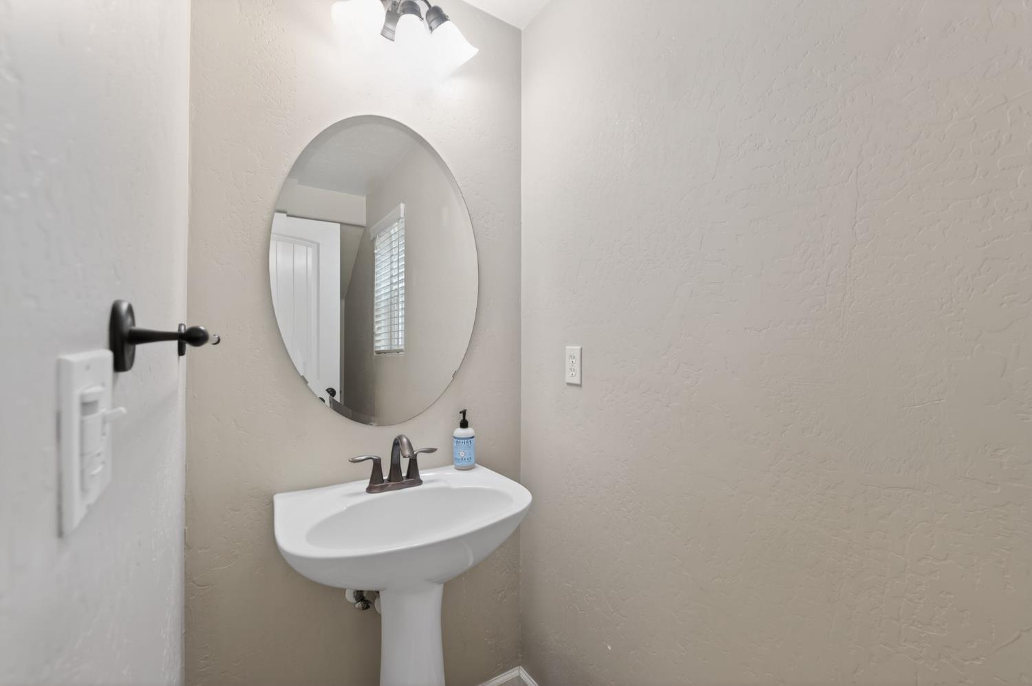 1851 N Dupree Ln, Clovis, CA 93619