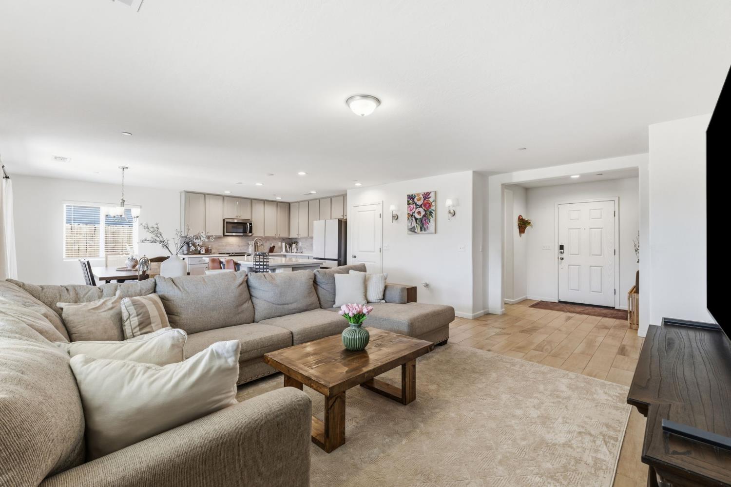 2131 W Ambassador Way, Hanford, CA 93230