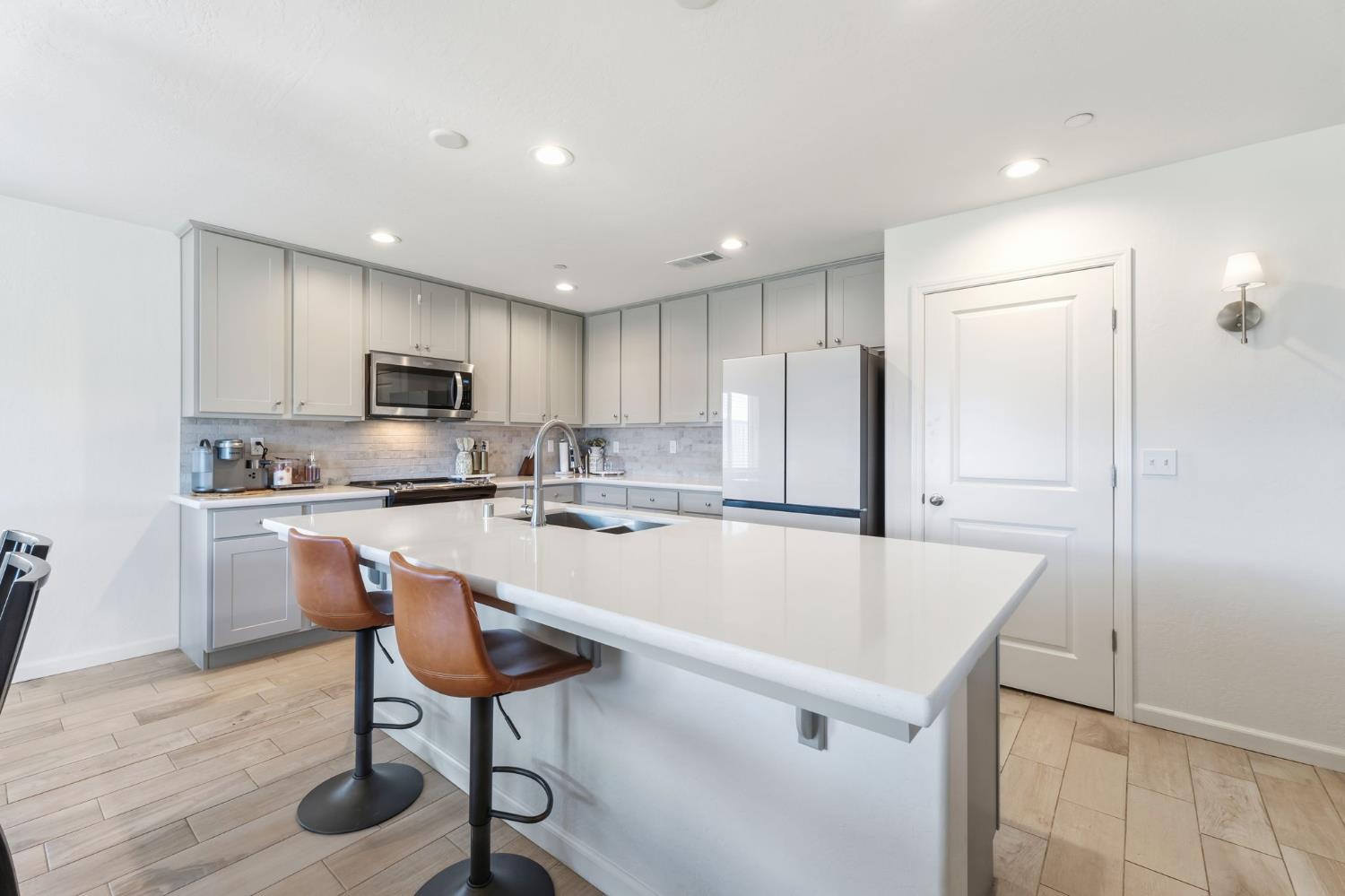 2131 W Ambassador Way, Hanford, CA 93230