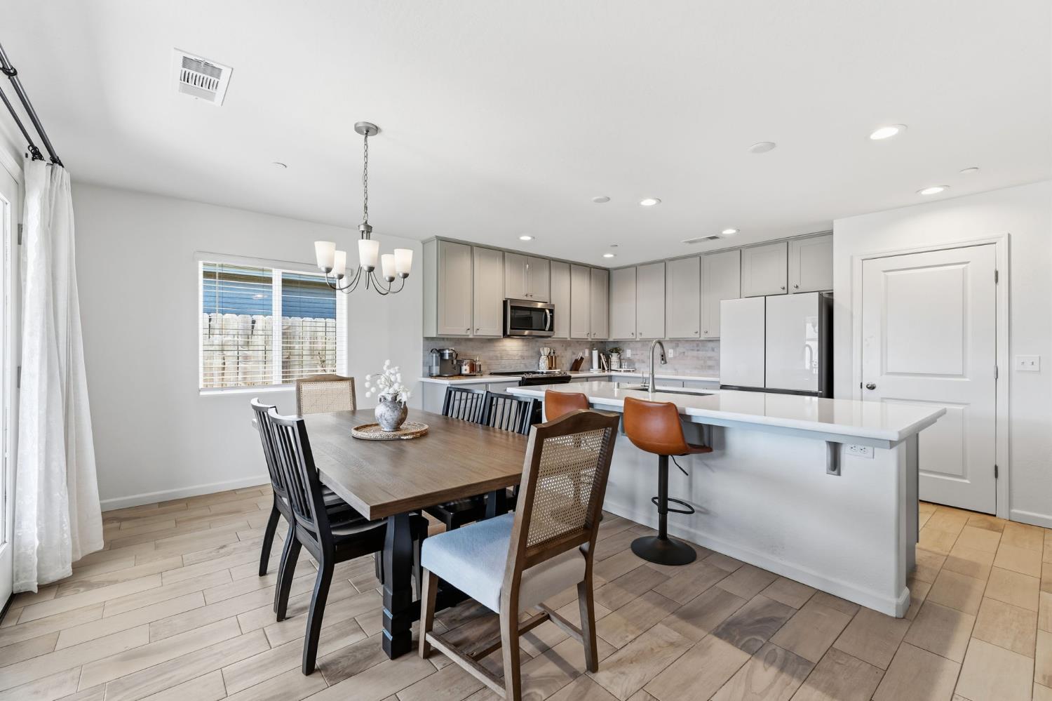 2131 W Ambassador Way, Hanford, CA 93230