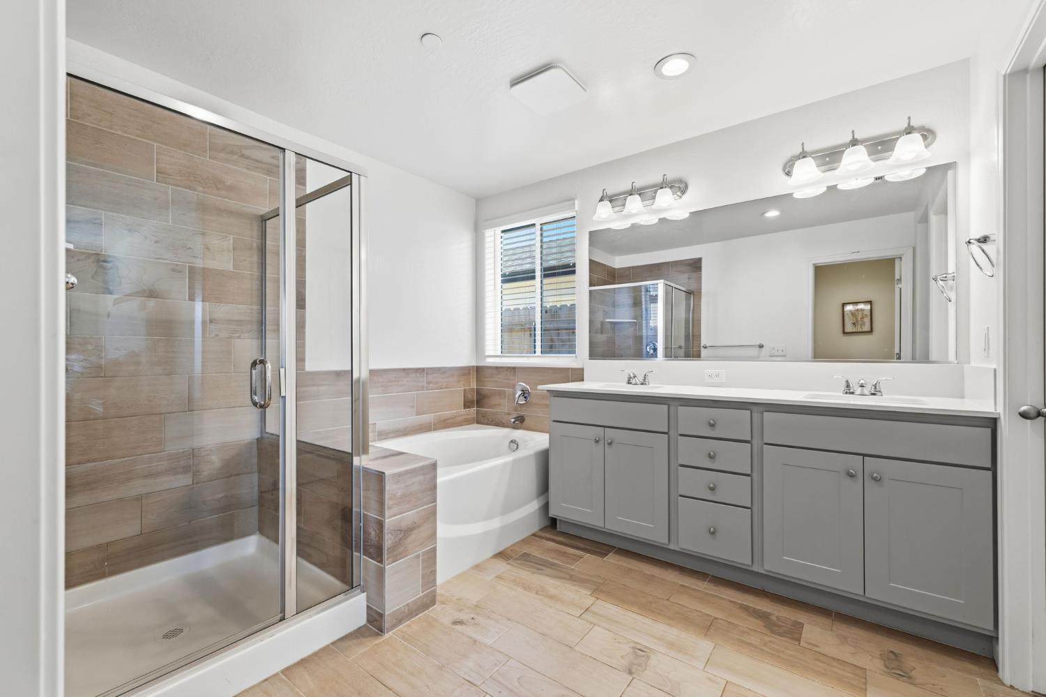 2131 W Ambassador Way, Hanford, CA 93230