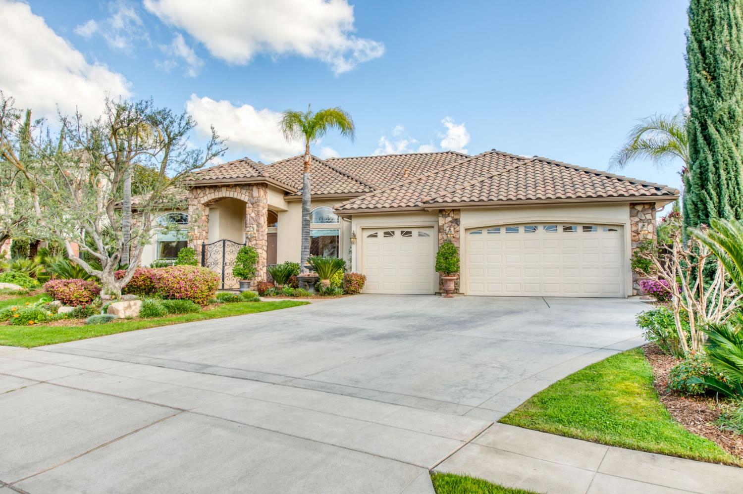 10890 N Sierra Vista Ave, Fresno, CA 93730