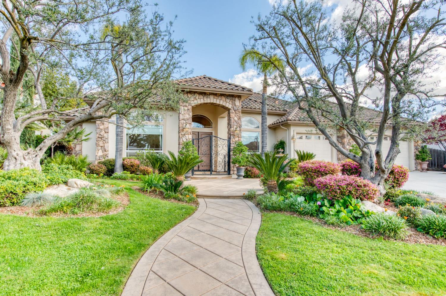 10890 N Sierra Vista Ave, Fresno, CA 93730