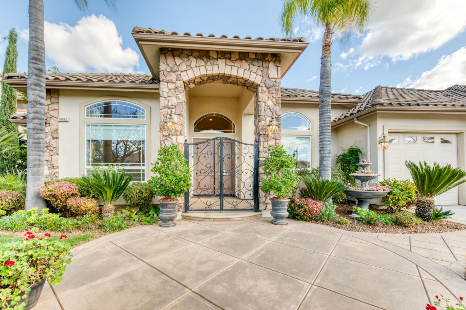 10890 N Sierra Vista Ave, Fresno, CA 93730