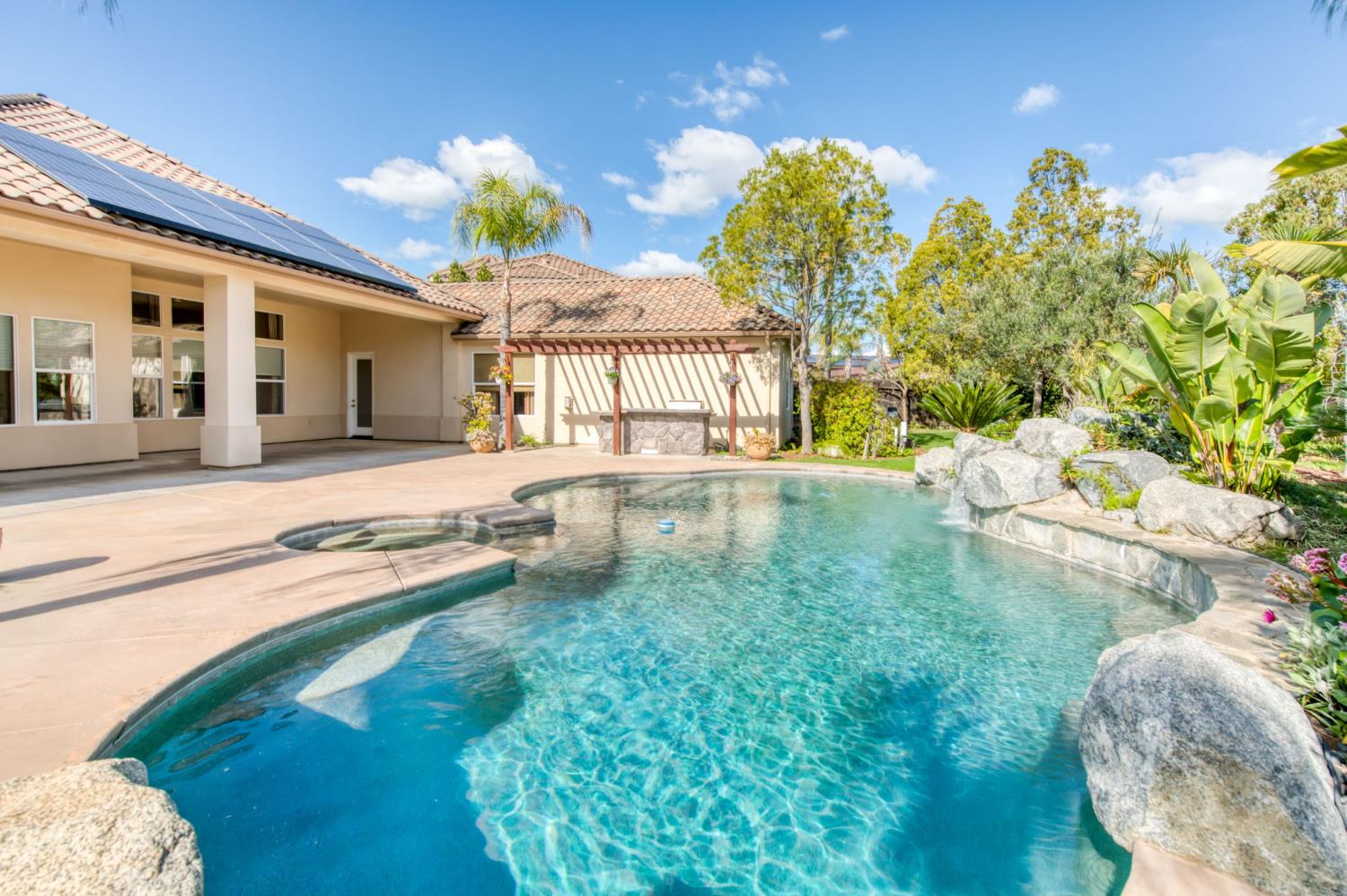 10890 N Sierra Vista Ave, Fresno, CA 93730