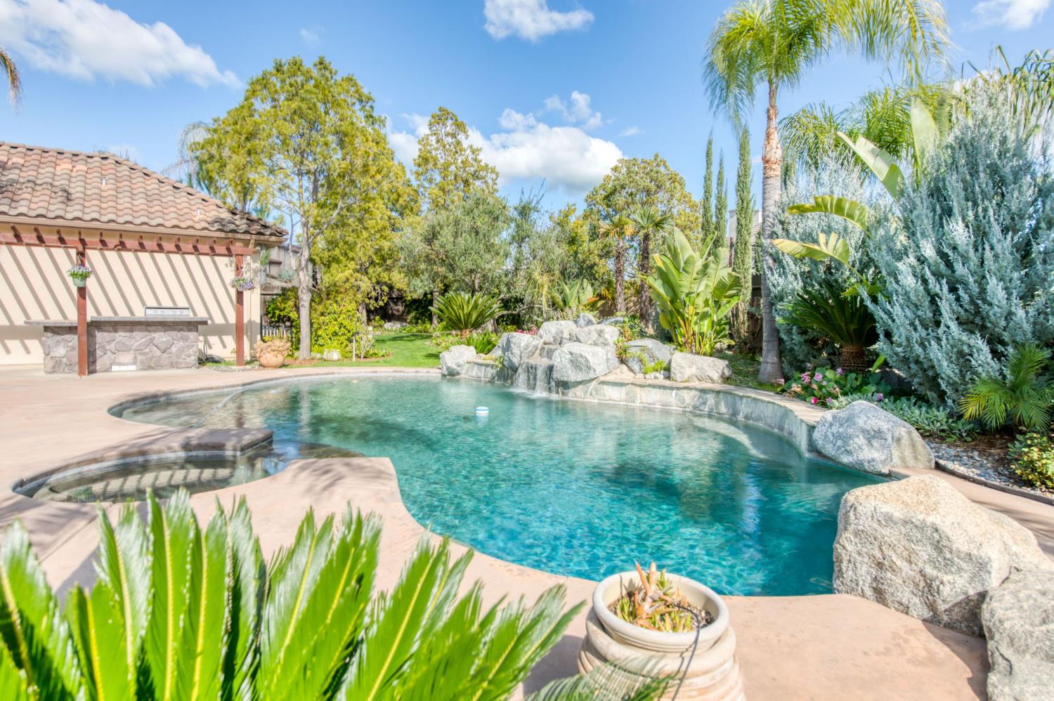 10890 N Sierra Vista Ave, Fresno, CA 93730