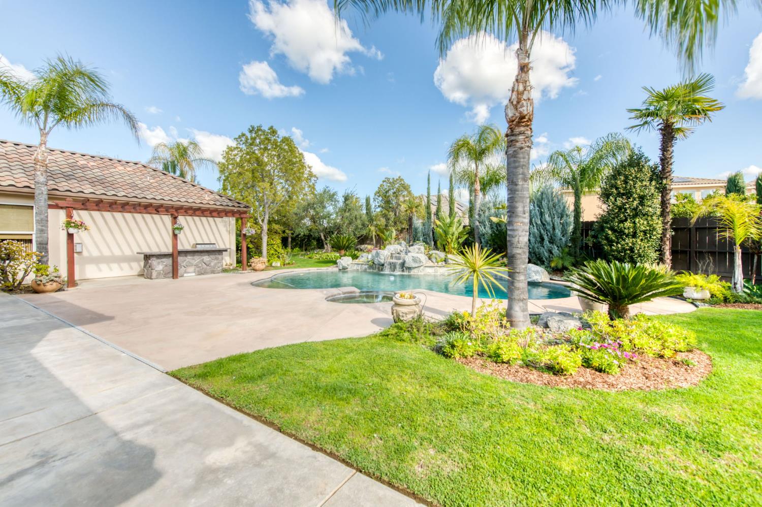 10890 N Sierra Vista Ave, Fresno, CA 93730