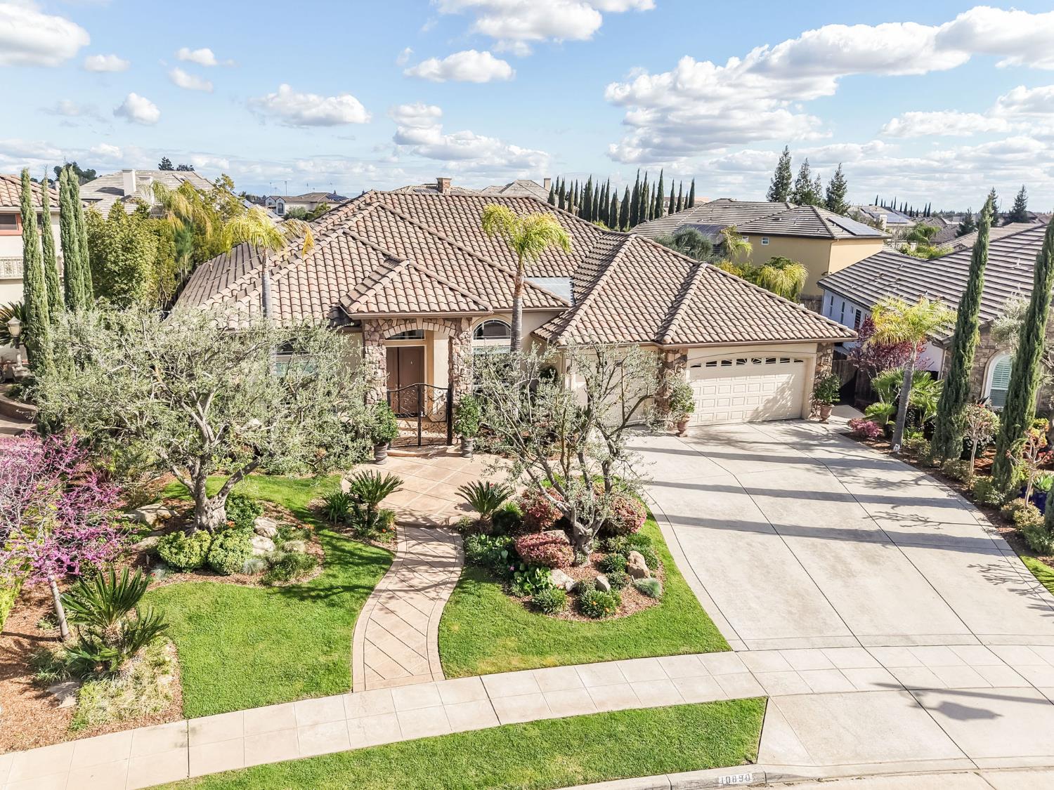 10890 N Sierra Vista Ave, Fresno, CA 93730