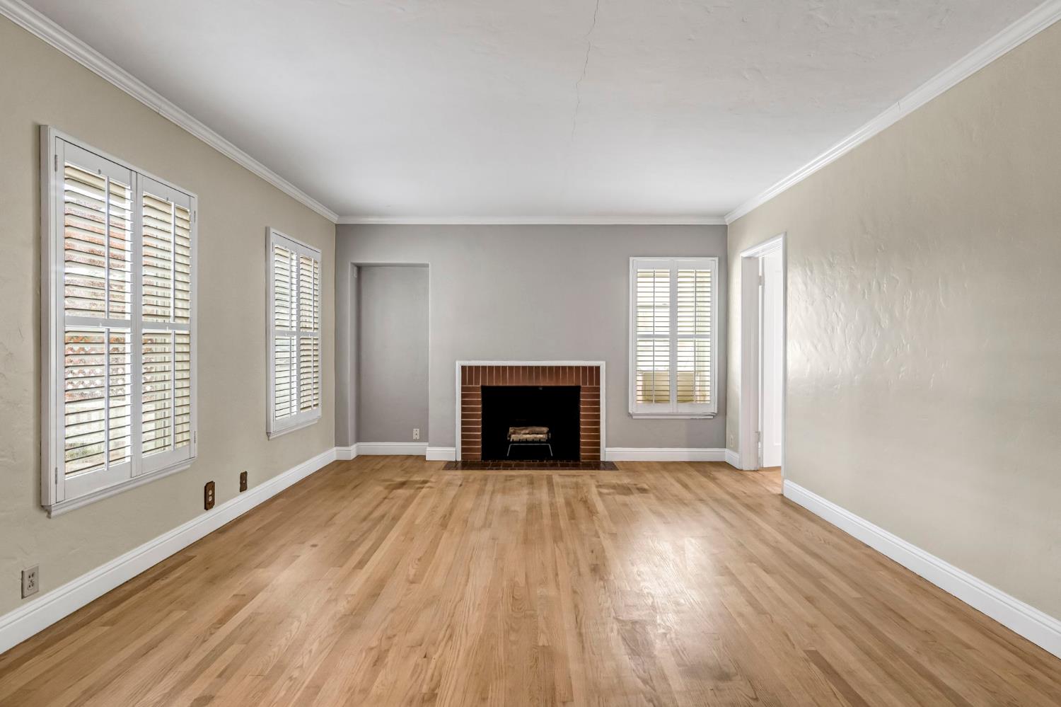 215 E Clinton Ave, Fresno, CA 93704