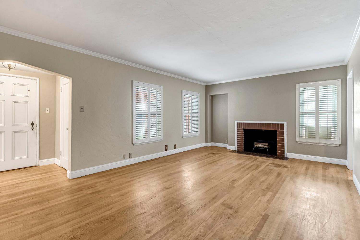 215 E Clinton Ave, Fresno, CA 93704