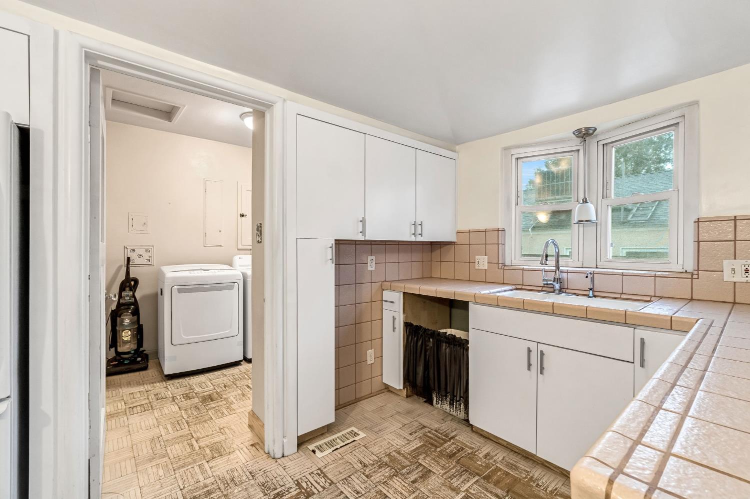 215 E Clinton Ave, Fresno, CA 93704