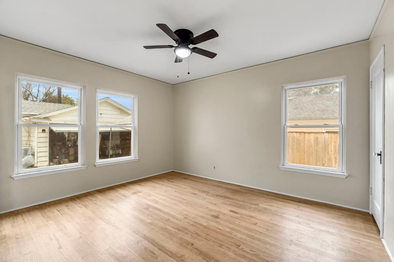 215 E Clinton Ave, Fresno, CA 93704