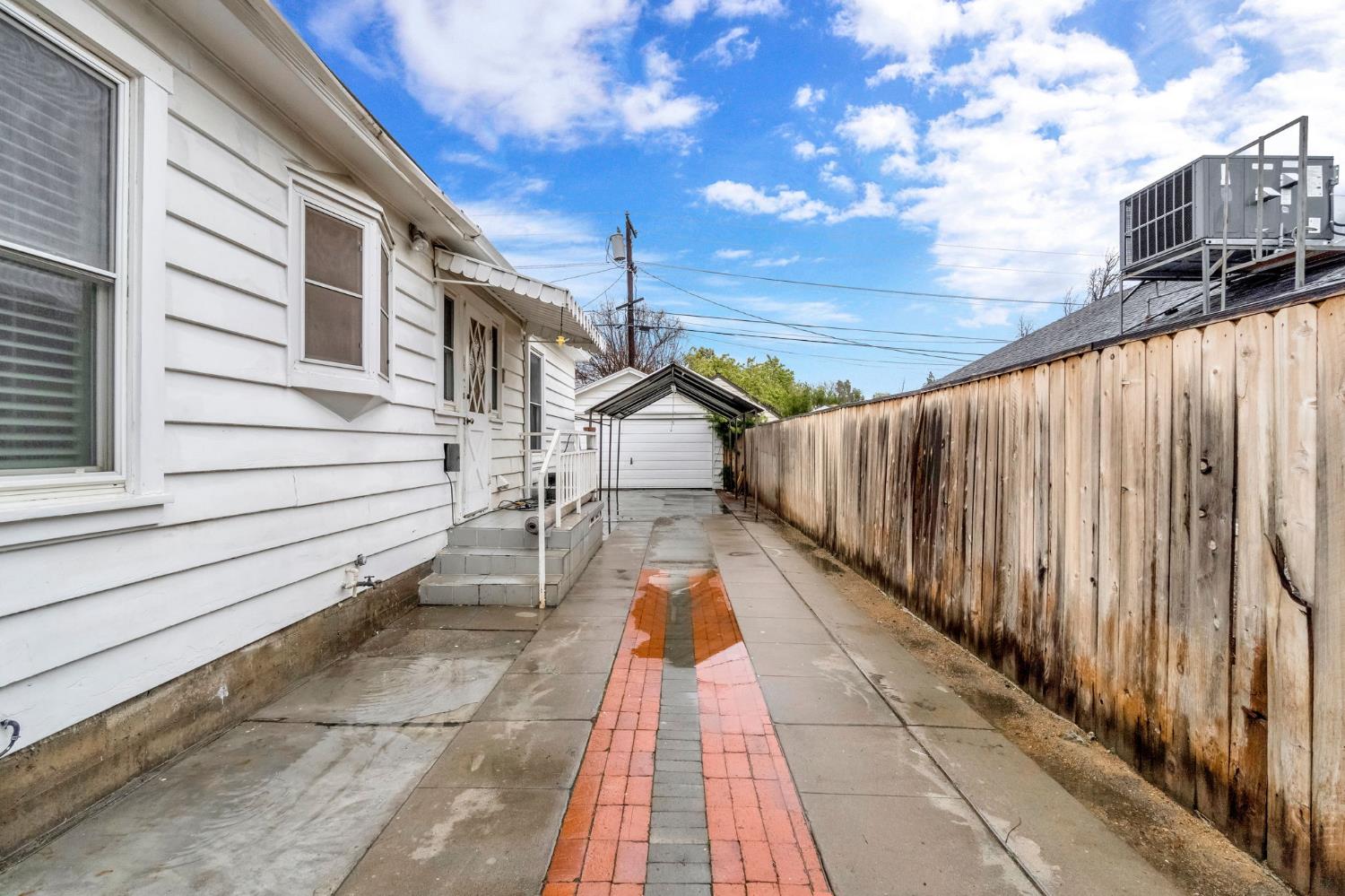 215 E Clinton Ave, Fresno, CA 93704