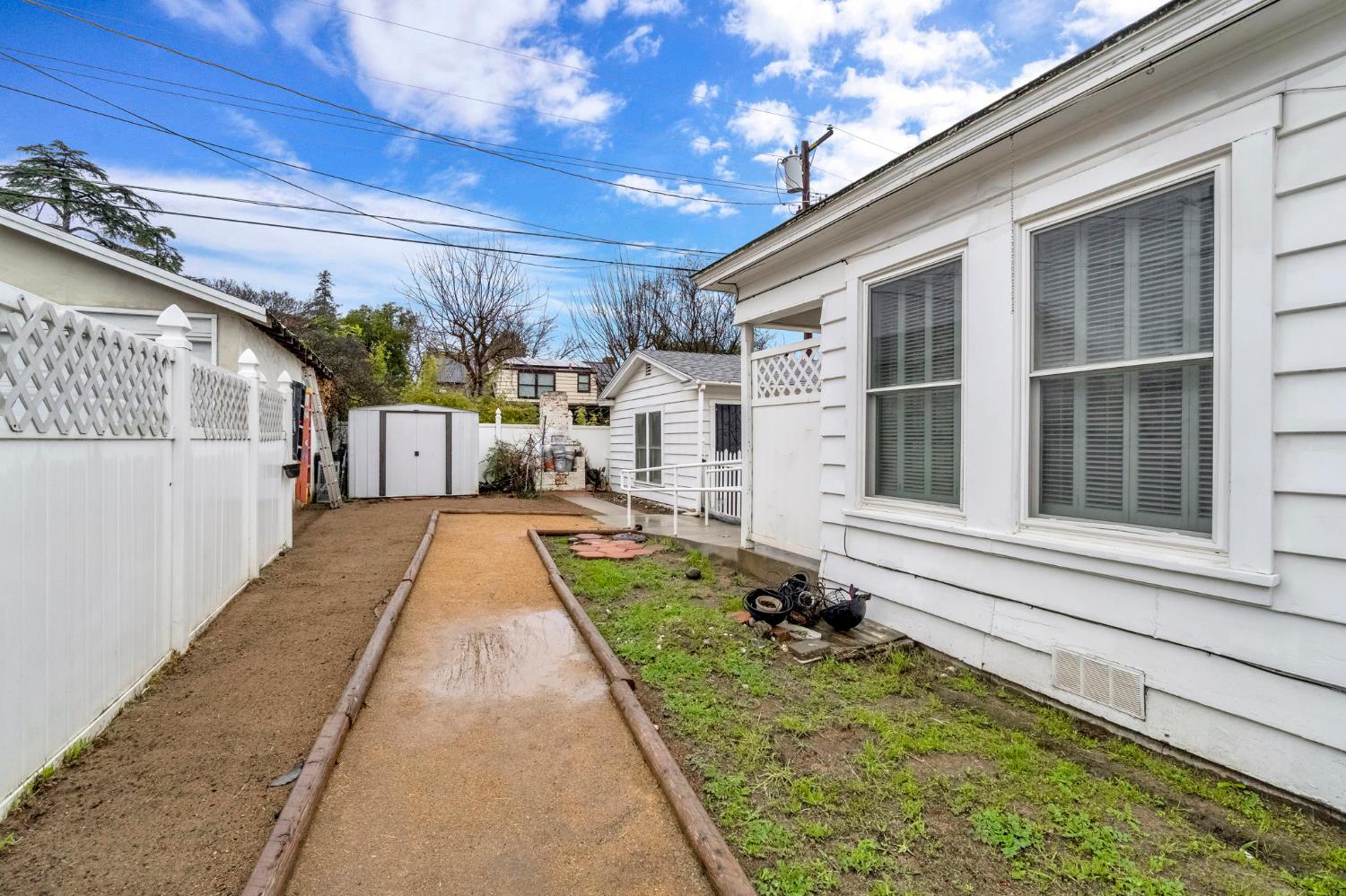 215 E Clinton Ave, Fresno, CA 93704