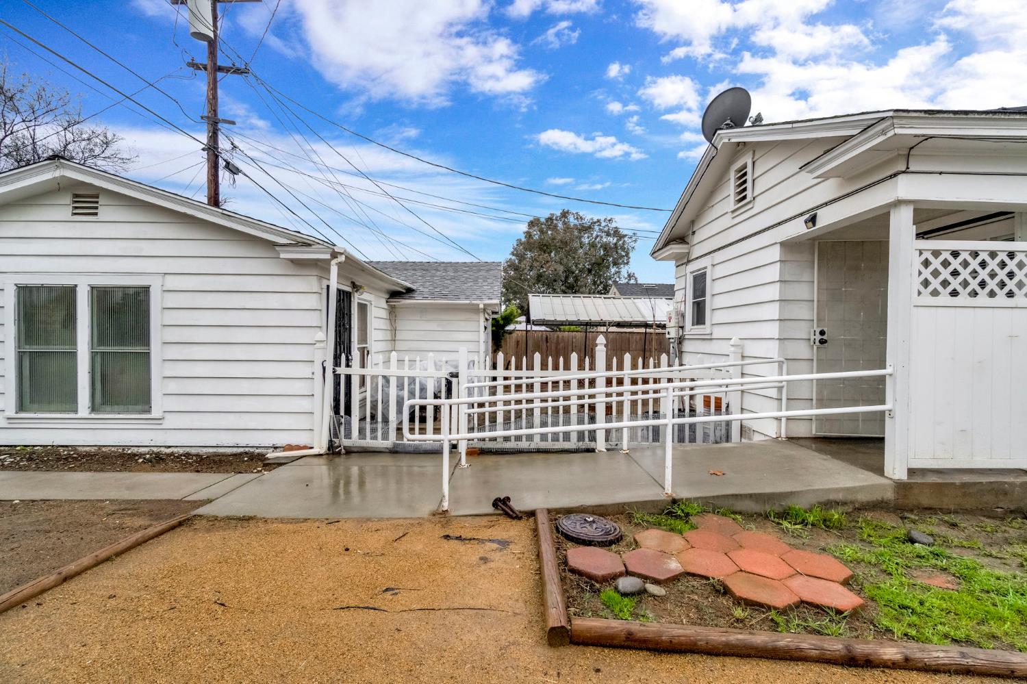 215 E Clinton Ave, Fresno, CA 93704