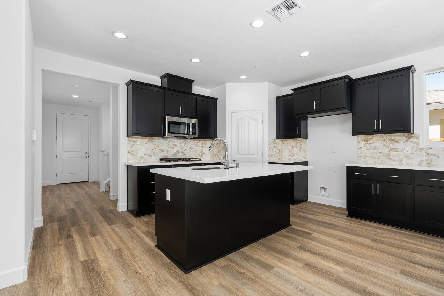 1140 Ponderosa Way W, Madera, CA 93636