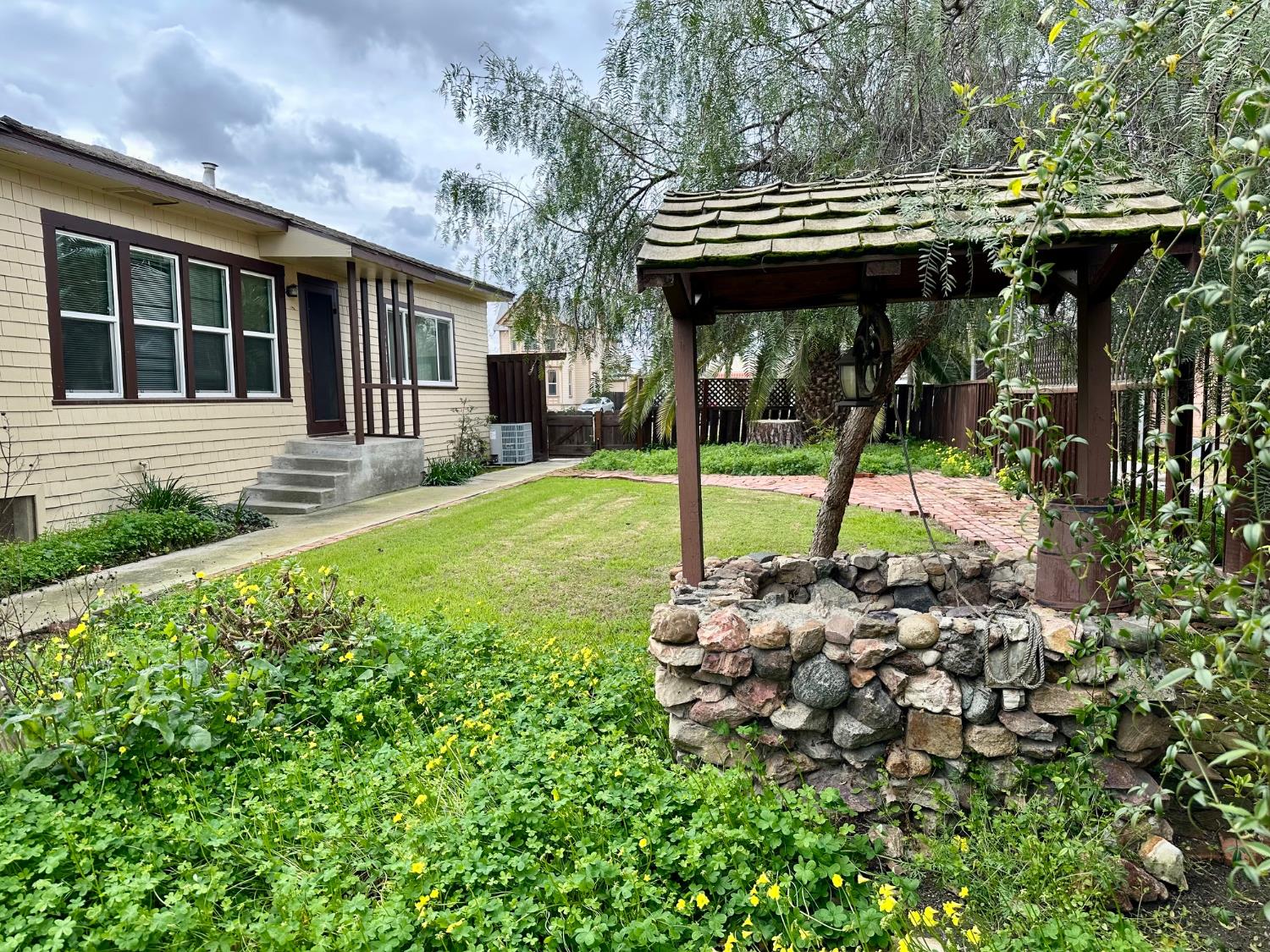 1301 N Douty St, Hanford, CA 93230