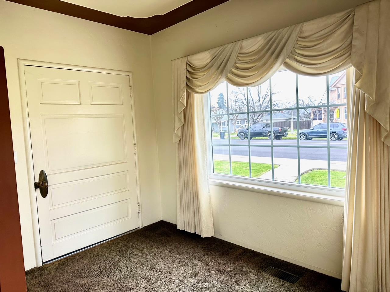 1301 N Douty St, Hanford, CA 93230