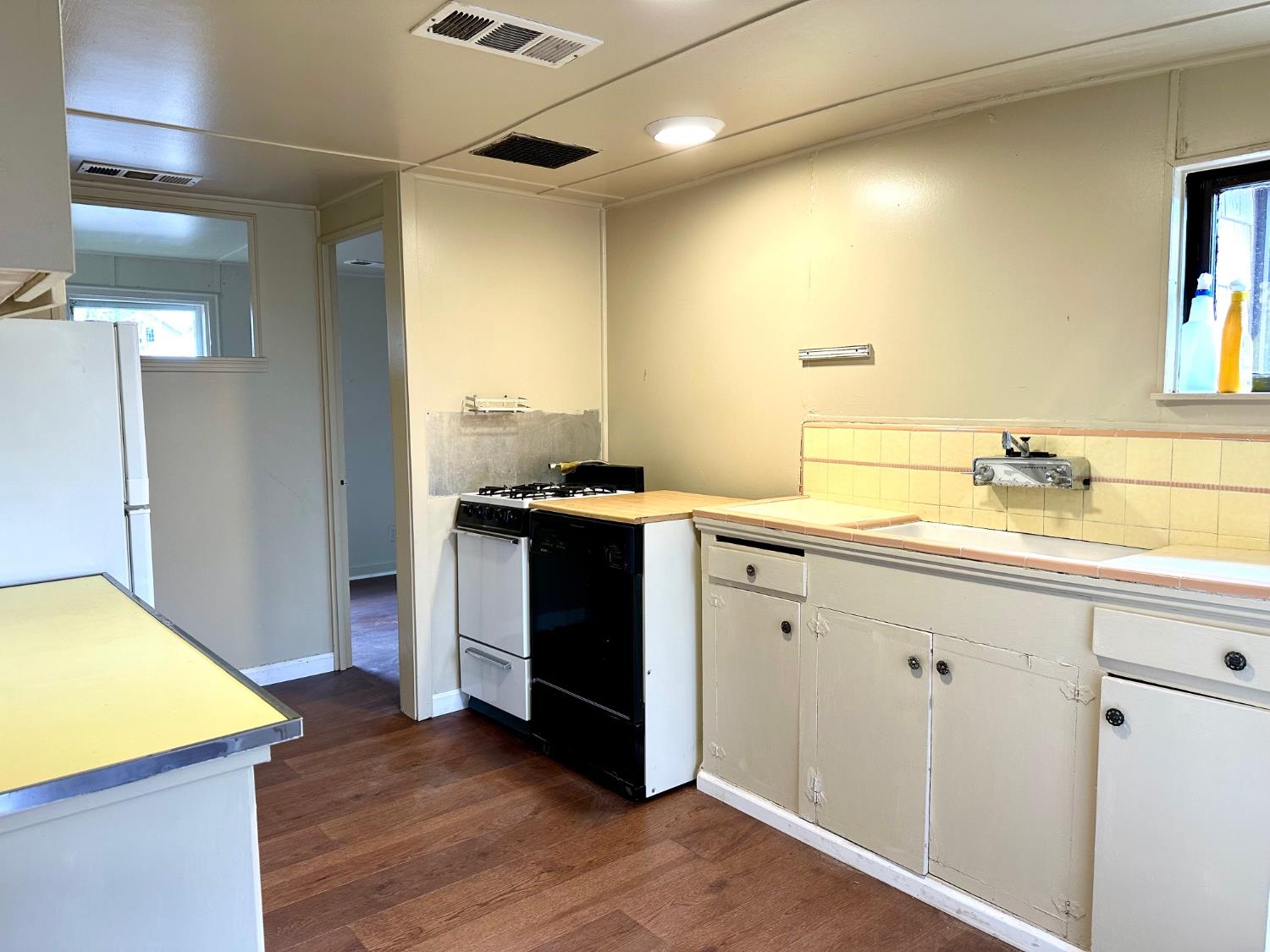 1301 N Douty St, Hanford, CA 93230