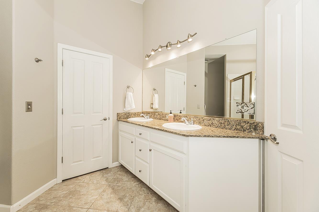 1055 E Hogan Ave, Fresno, CA 93730