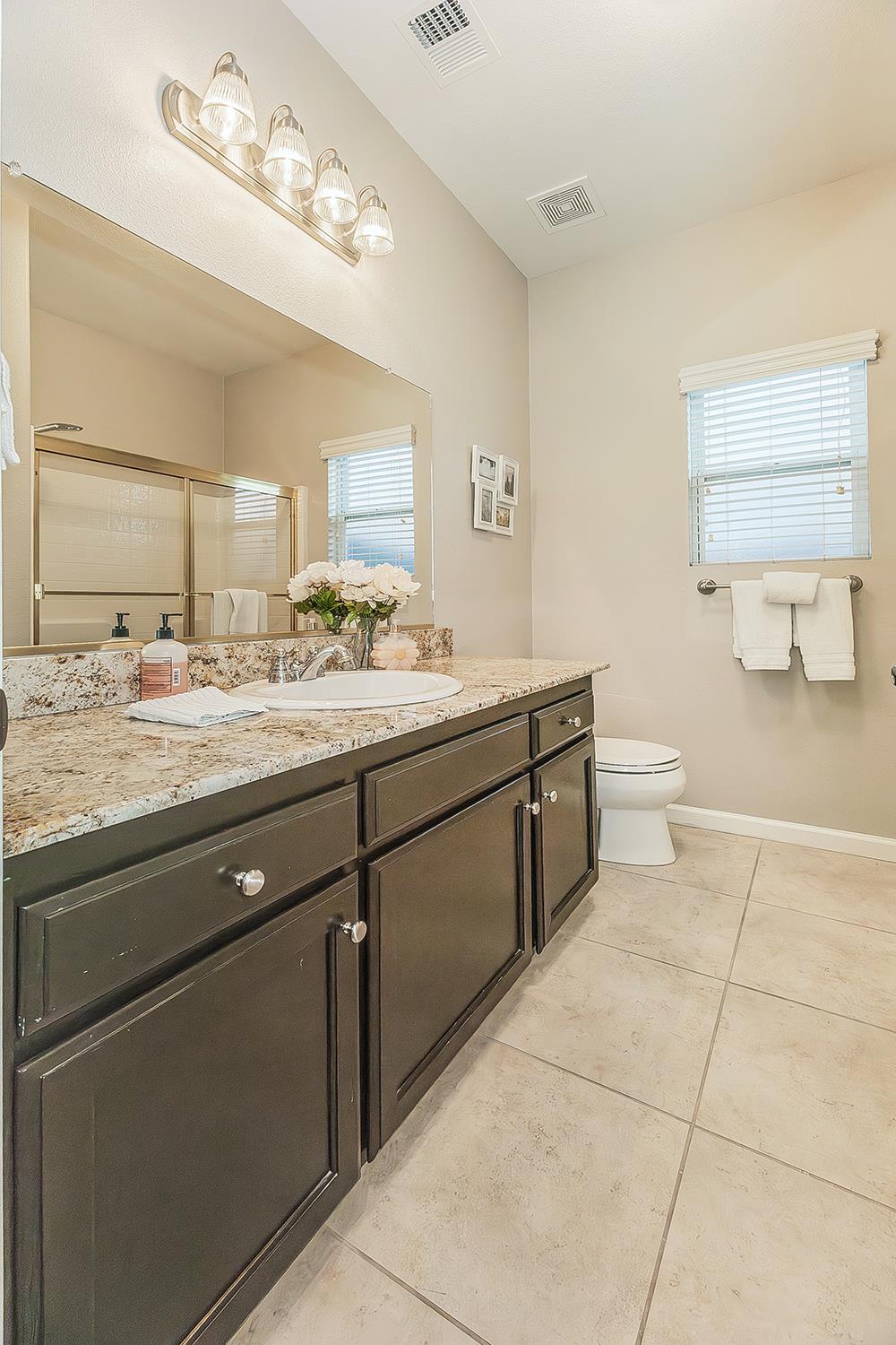 1055 E Hogan Ave, Fresno, CA 93730