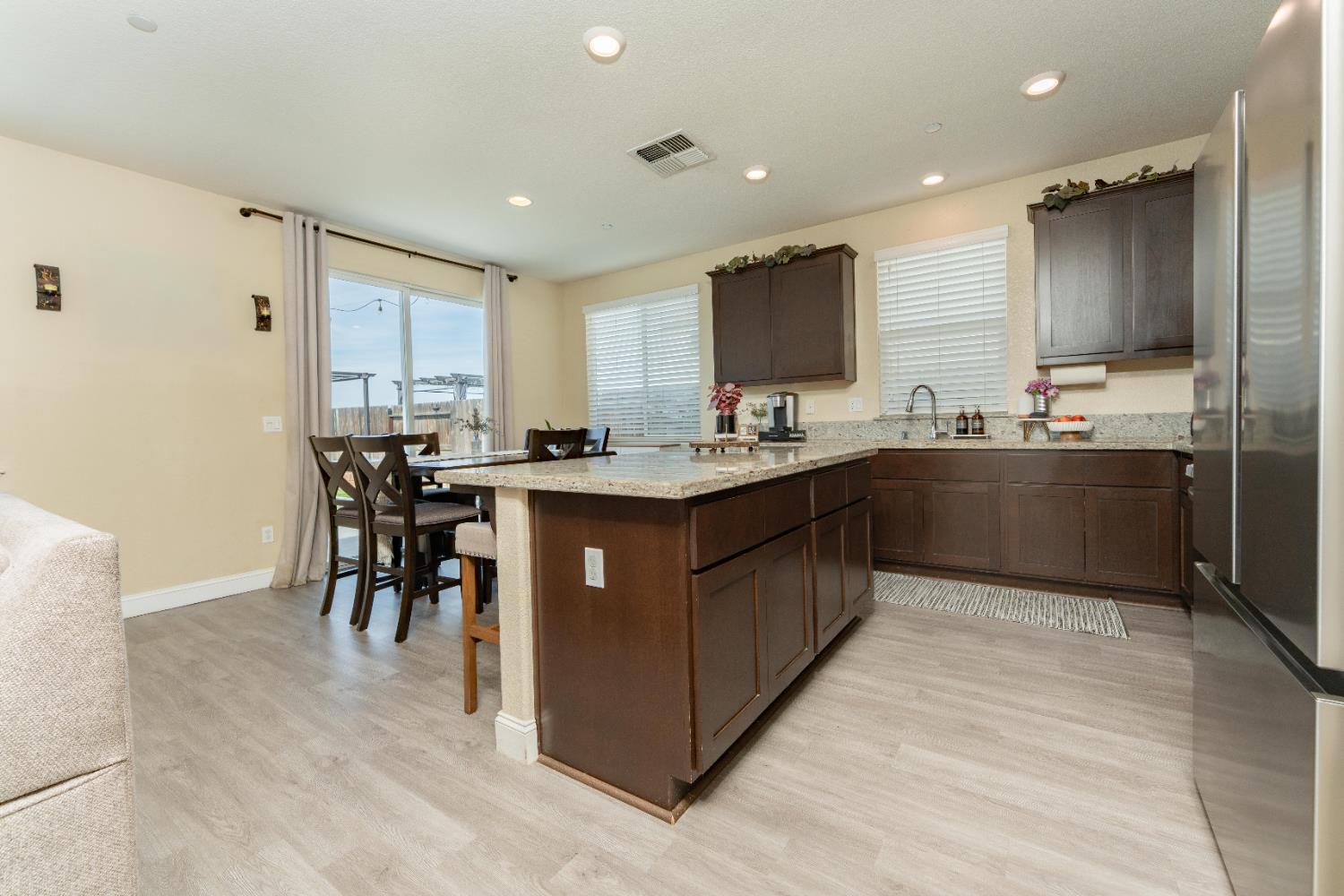 1412 Greenbrier Dr, Hanford, CA 93230