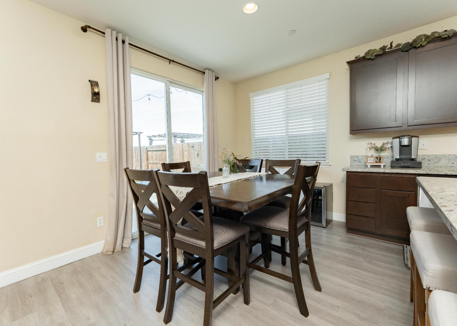 1412 Greenbrier Dr, Hanford, CA 93230