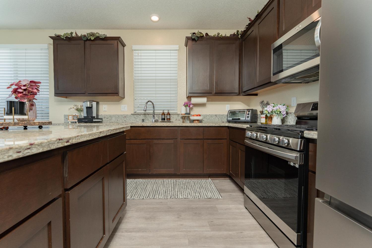 1412 Greenbrier Dr, Hanford, CA 93230