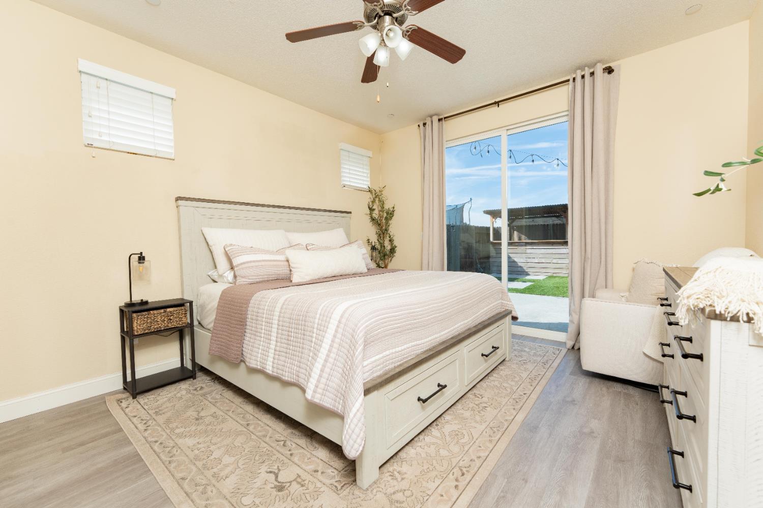 1412 Greenbrier Dr, Hanford, CA 93230