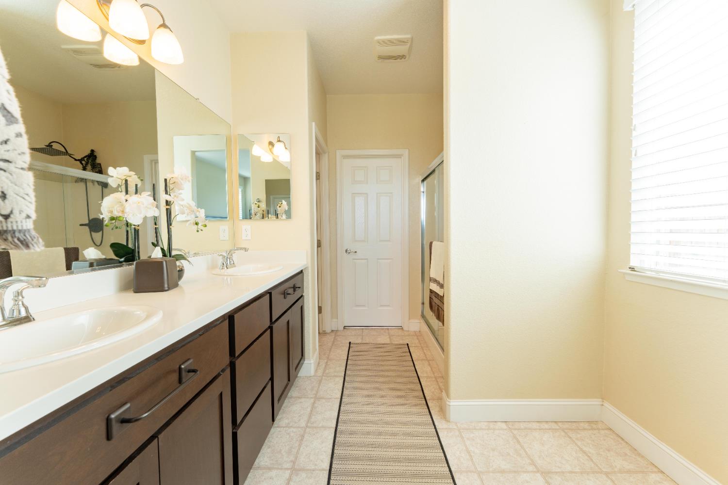 1412 Greenbrier Dr, Hanford, CA 93230