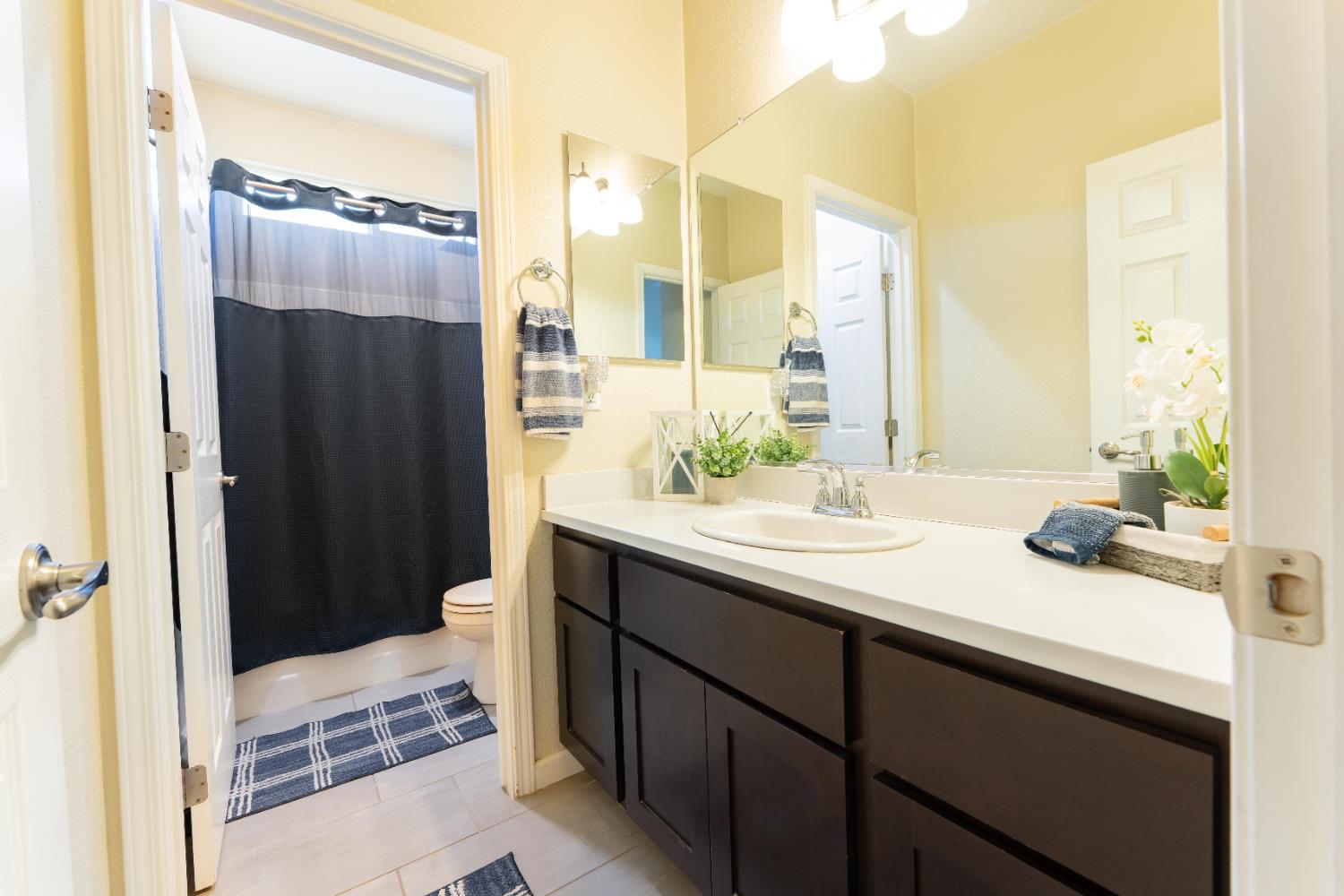 1412 Greenbrier Dr, Hanford, CA 93230