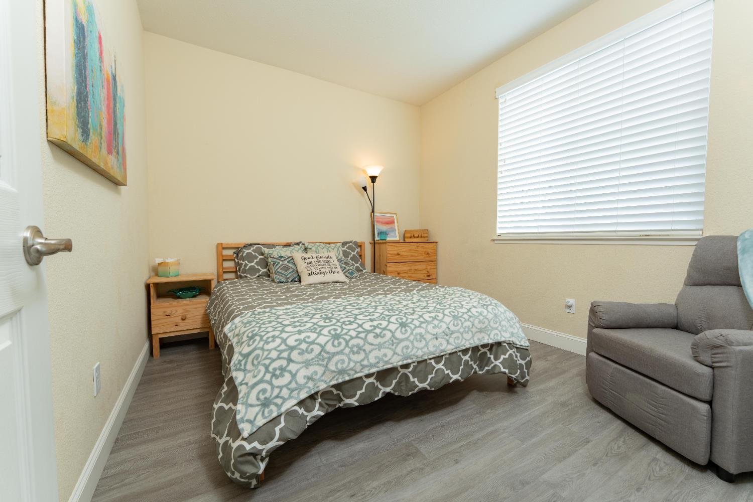 1412 Greenbrier Dr, Hanford, CA 93230