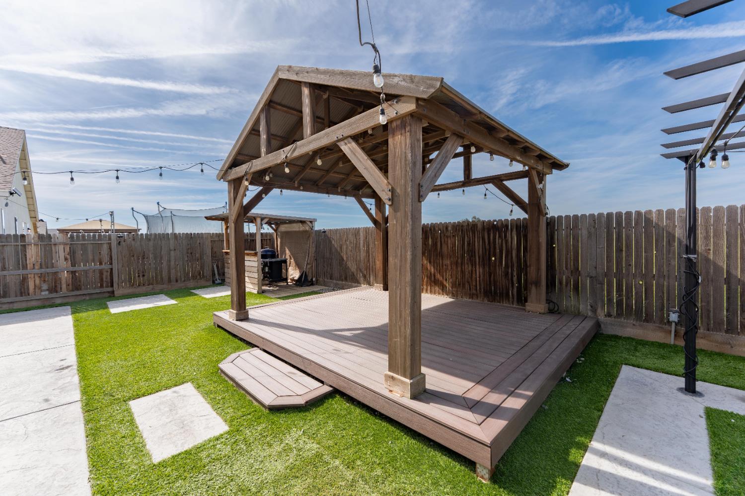 1412 Greenbrier Dr, Hanford, CA 93230