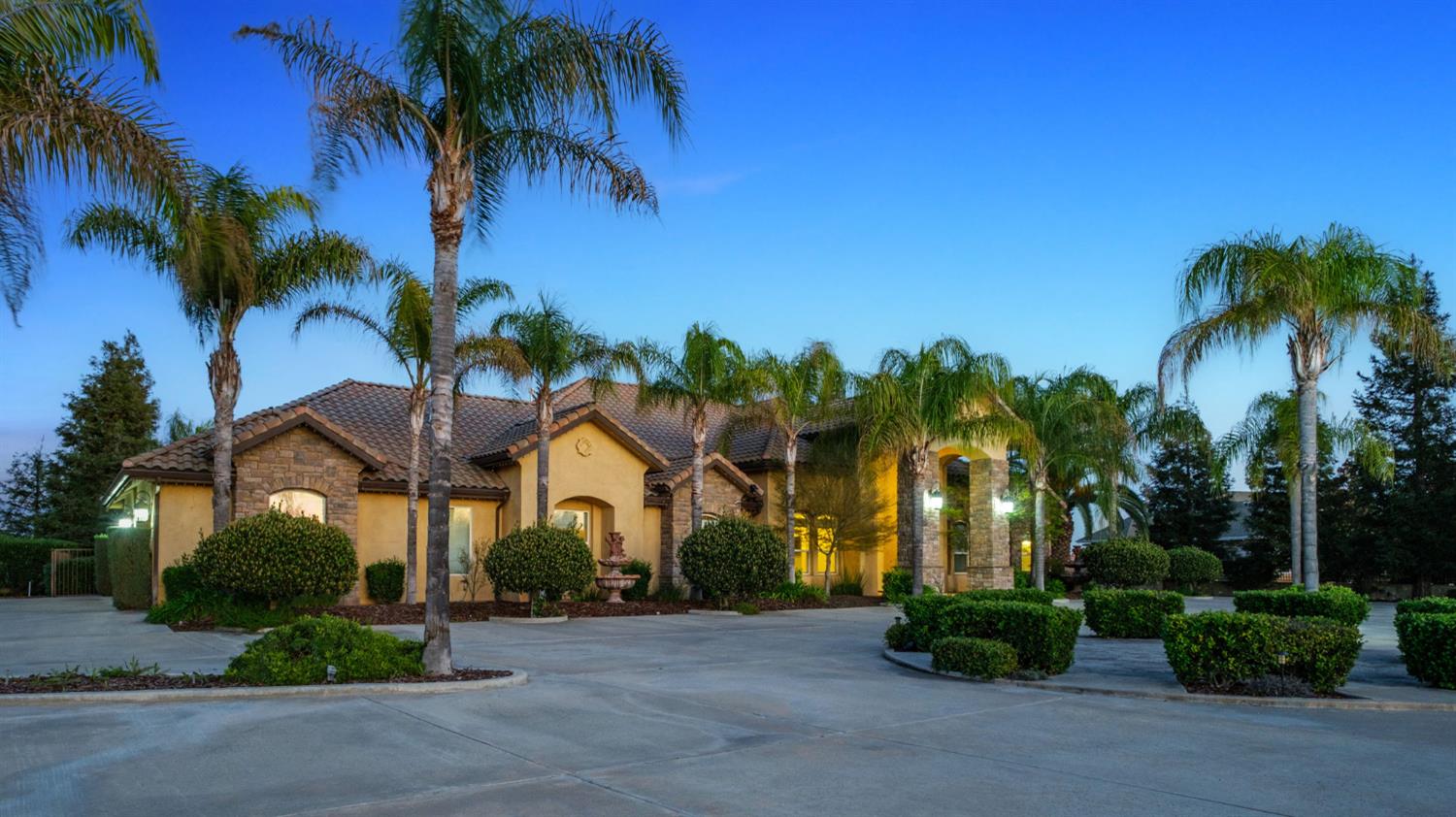 11116 E Dayton Ave, Sanger, CA 93657