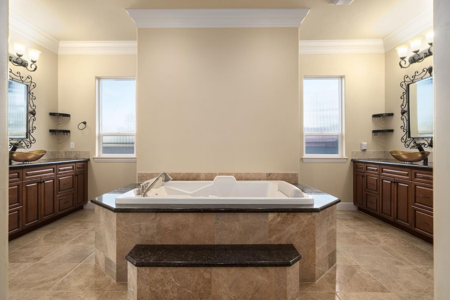 11116 E Dayton Ave, Sanger, CA 93657