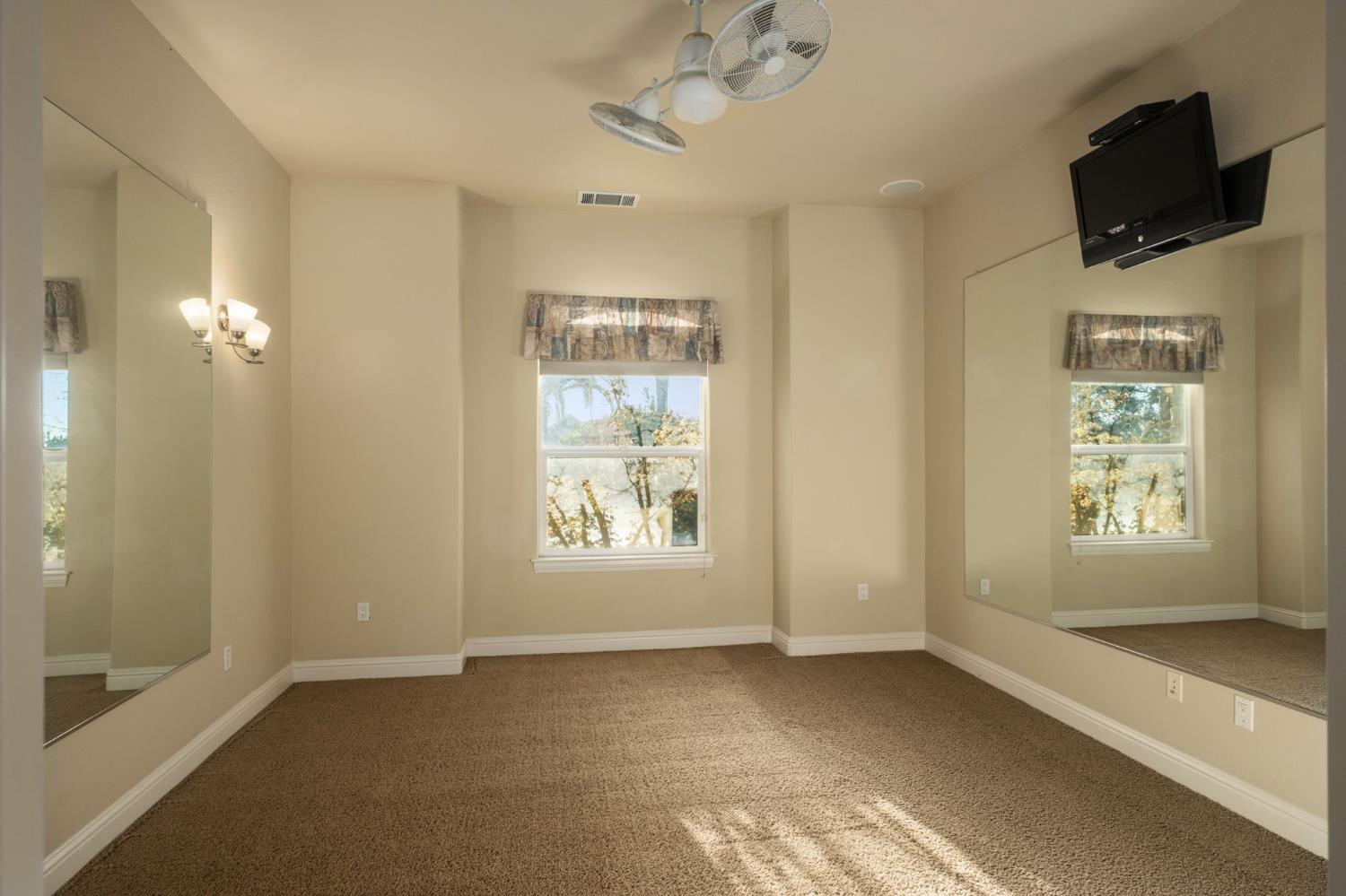 11116 E Dayton Ave, Sanger, CA 93657