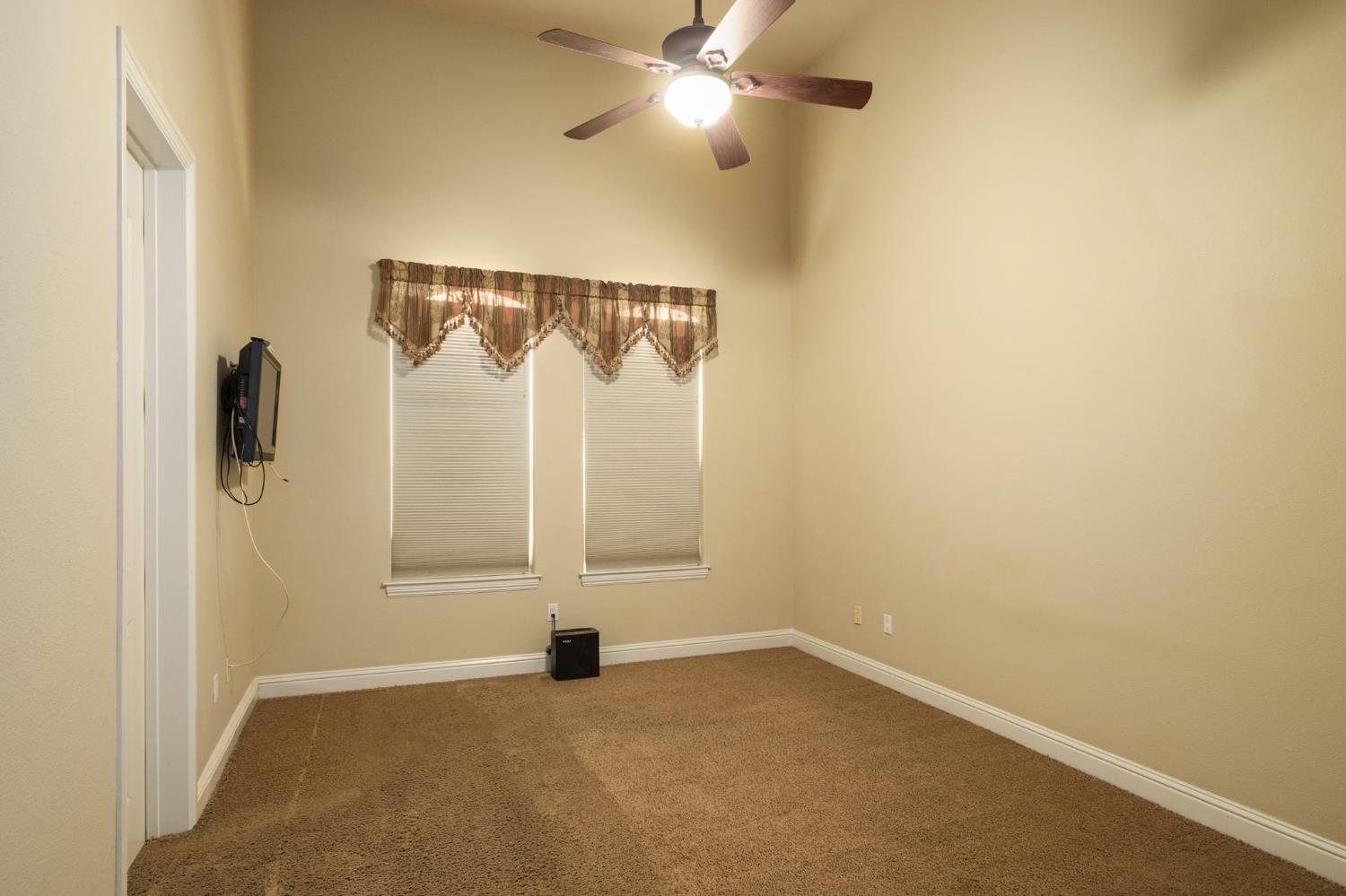 11116 E Dayton Ave, Sanger, CA 93657