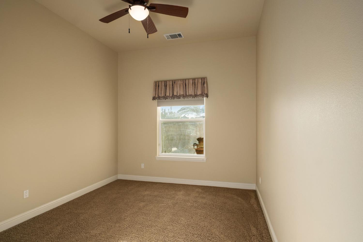 11116 E Dayton Ave, Sanger, CA 93657