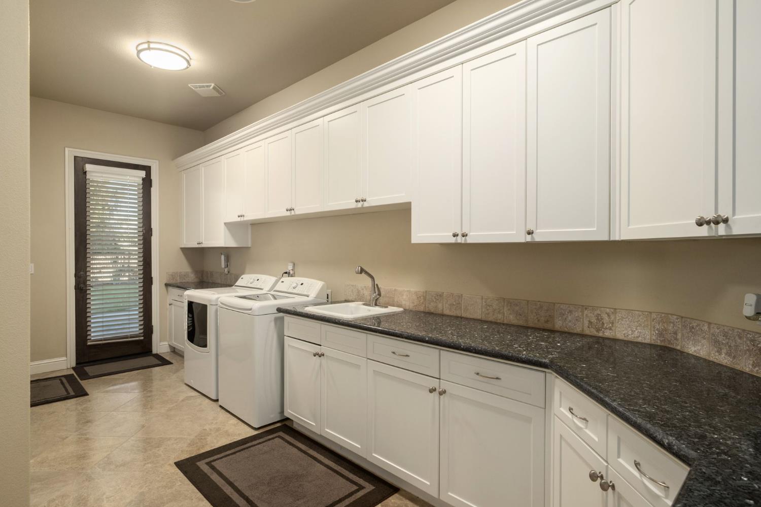 11116 E Dayton Ave, Sanger, CA 93657