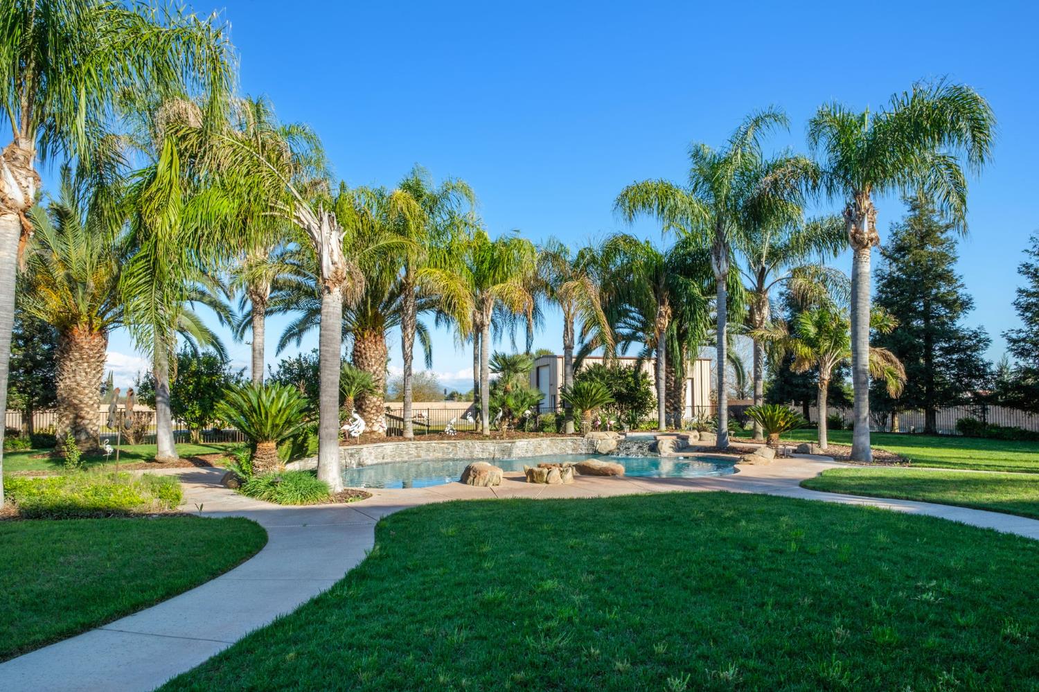 11116 E Dayton Ave, Sanger, CA 93657