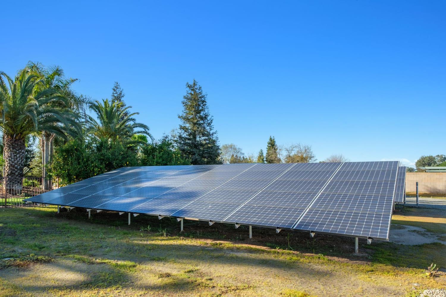 11116 E Dayton Ave, Sanger, CA 93657