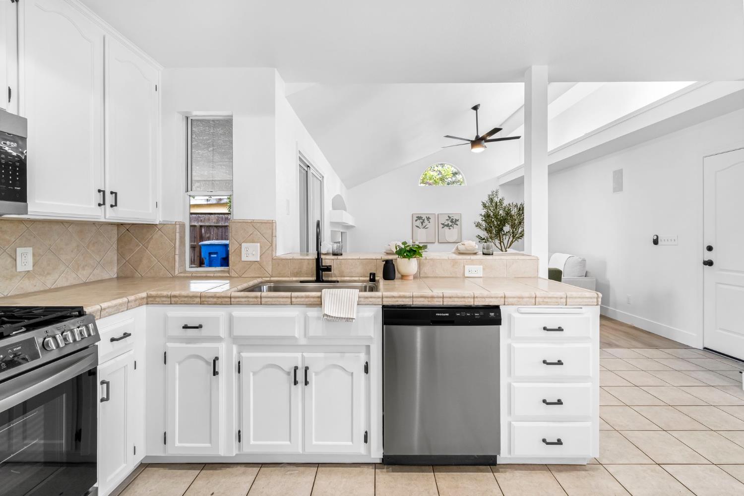 5882 W Fallon Ave, Fresno, CA 93722