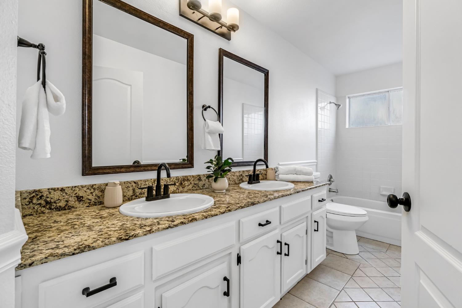 5882 W Fallon Ave, Fresno, CA 93722