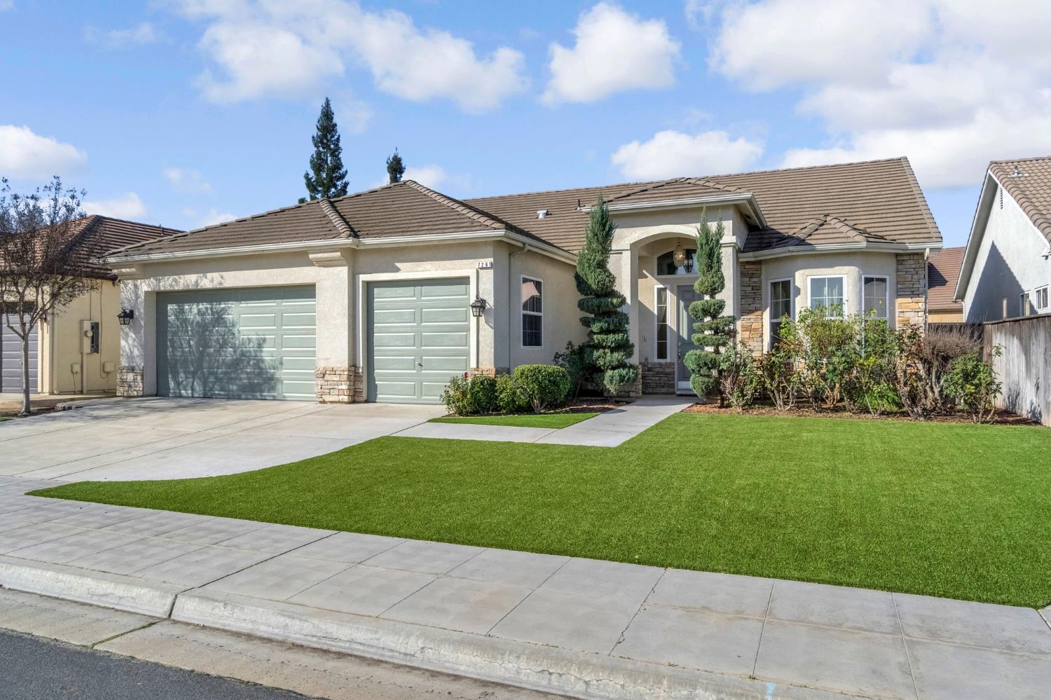 7261 N Ivanhoe Ave, Fresno, CA 93722