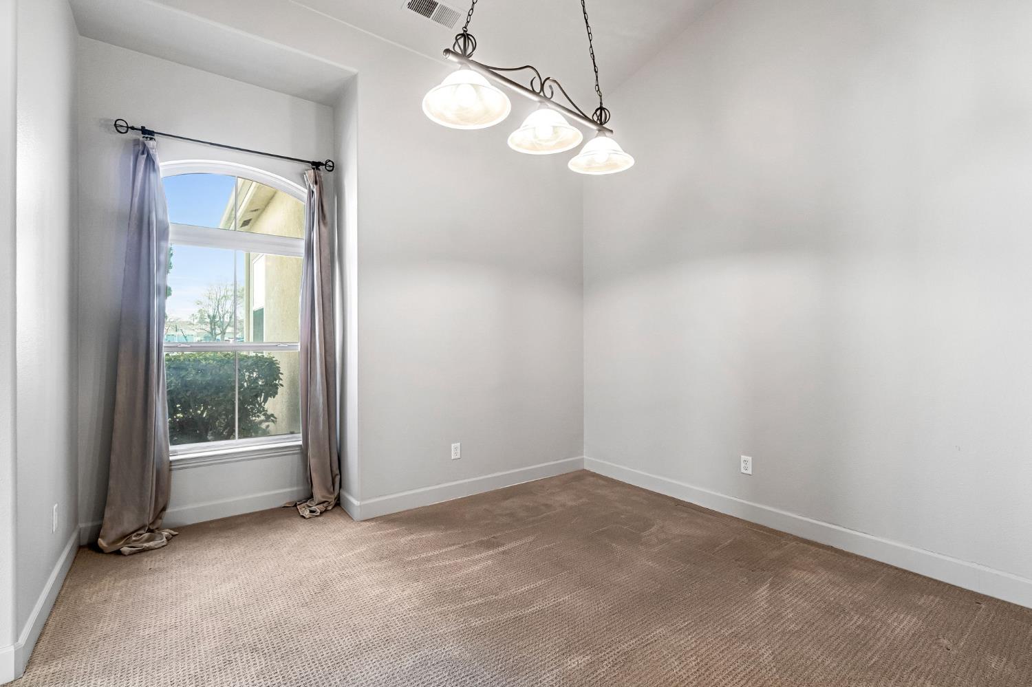 7261 N Ivanhoe Ave, Fresno, CA 93722